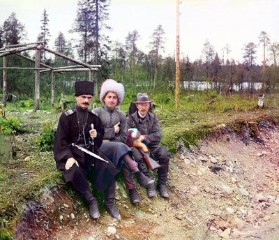 Il fotografo Sergey Mikhailovich Prokudin-Gorsky e due uomini in abiti cosacchi, Ferrovia di Murmansk, Impero Russo 1915 da Sergey Prokudin Gorsky
